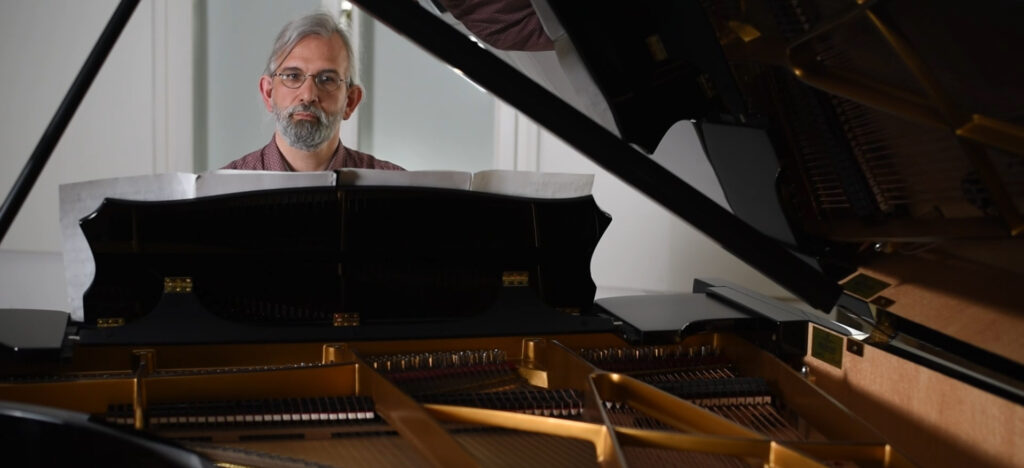 Andreas Rüsing am Konzertflügel. Foto: Abel Peñalba.